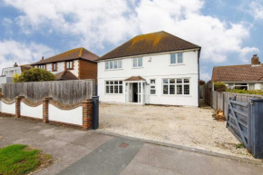 Bright & Modern 4 br House 100 metres from Beach